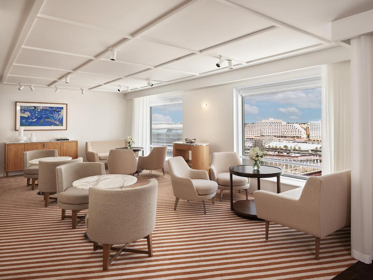 Zimmer mit Kingsize-Bett und Blick auf Darling Harbour – Clubzugang