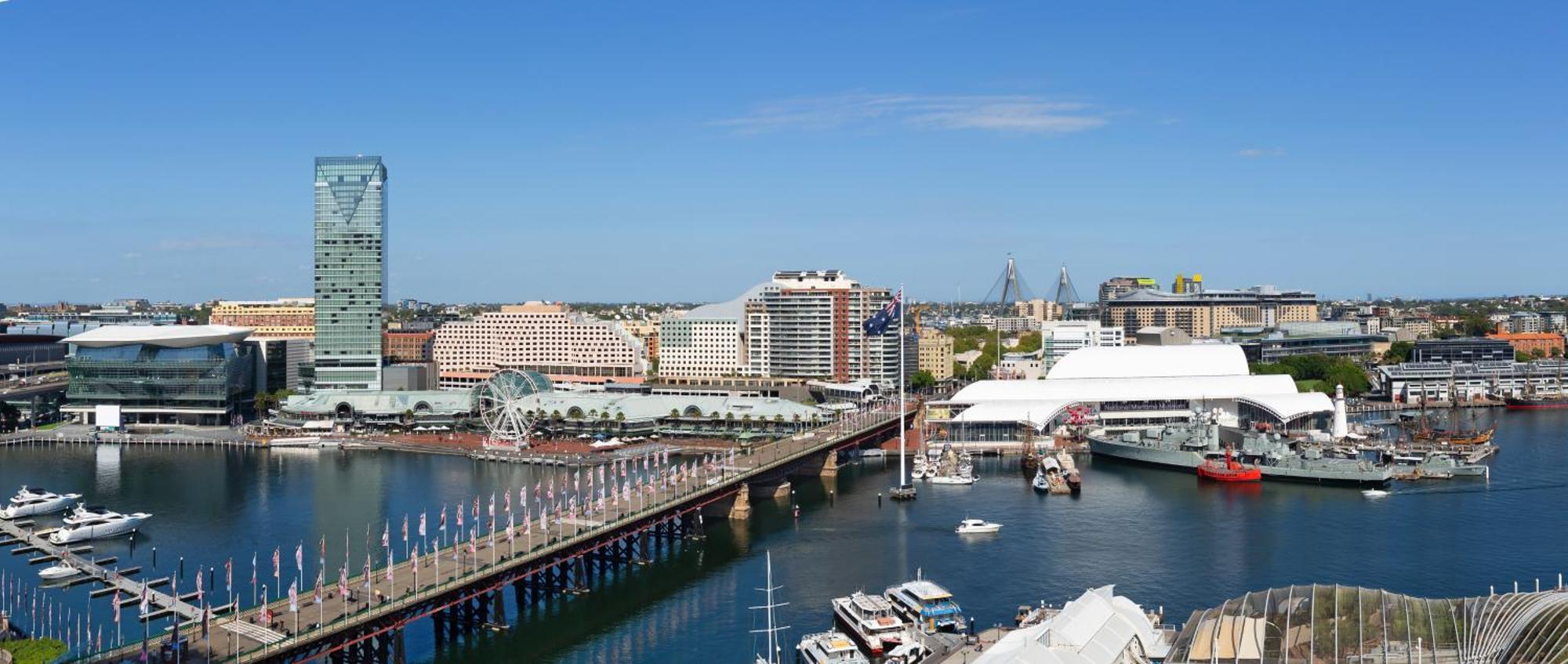 Zimmer mit Kingsize-Bett und Blick auf Darling Harbour