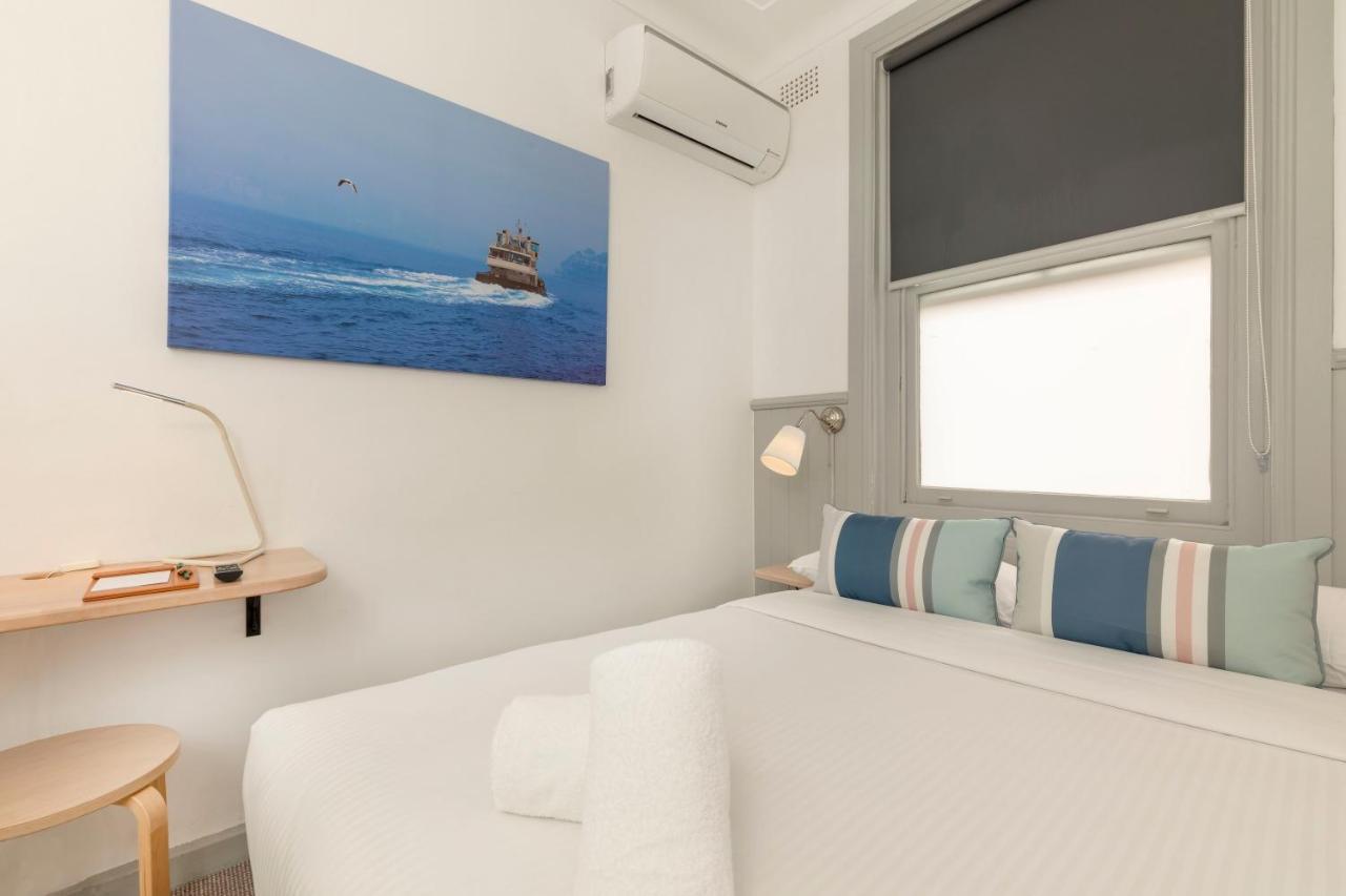 Zimmer mit Queensize-Bett und Gemeinschaftsbad